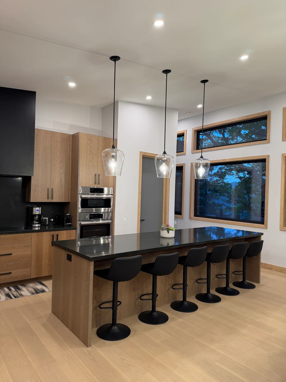 Otter Lakehouse – Luxury Waterfront Retreat - Photo 2